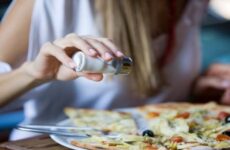 Cómo dietas altas en sodio contribuye a la hipertensión