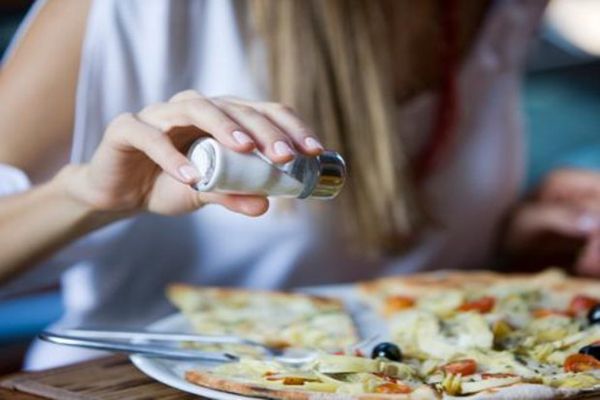 Cómo dietas altas en sodio contribuye a la hipertensión 